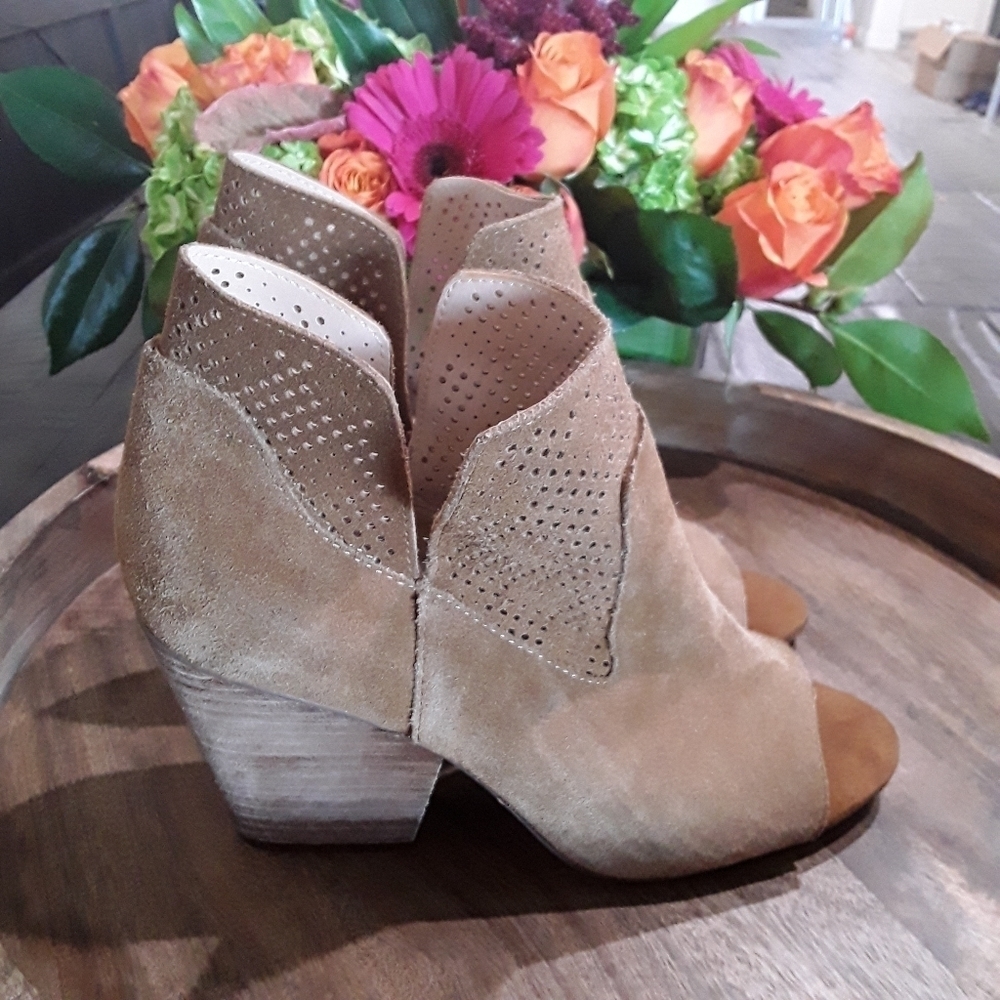 Steven | Ready Tan Suede perforated Booties